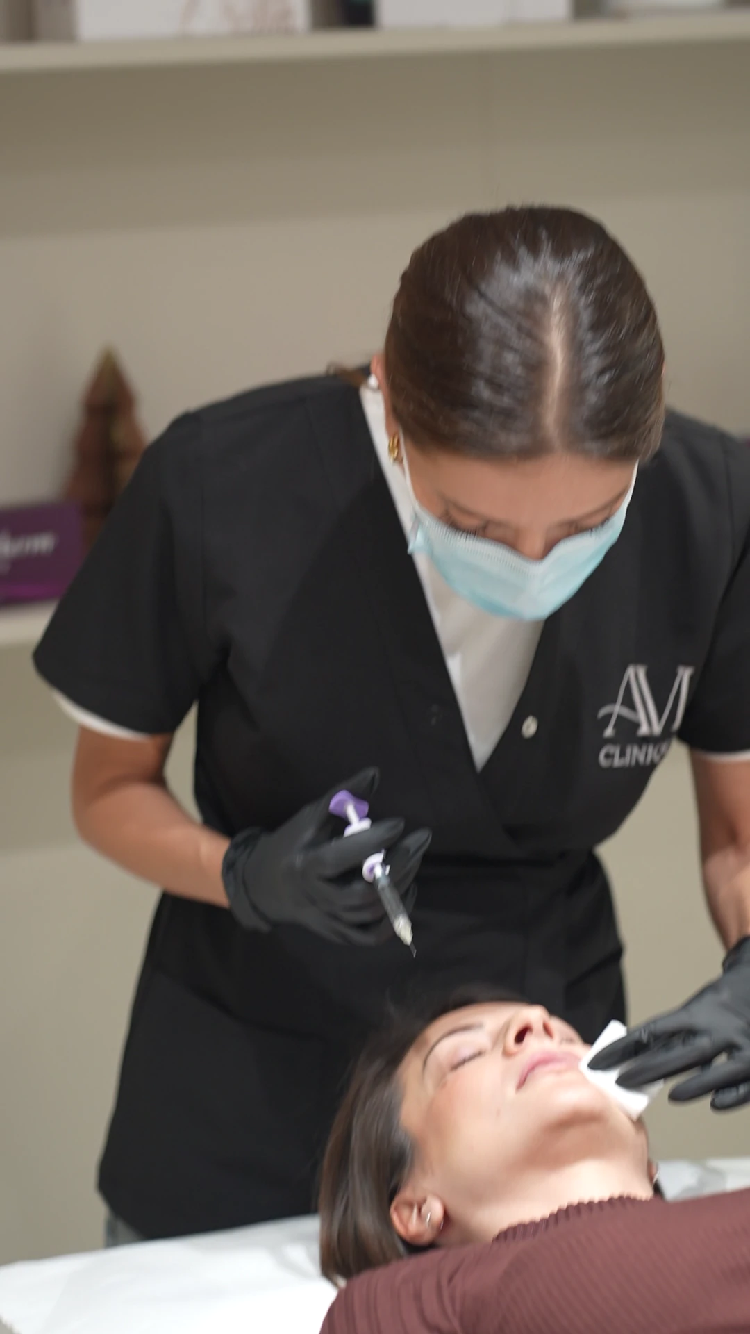 Îngrijire estetică în cabinetul AVI, alături de medic