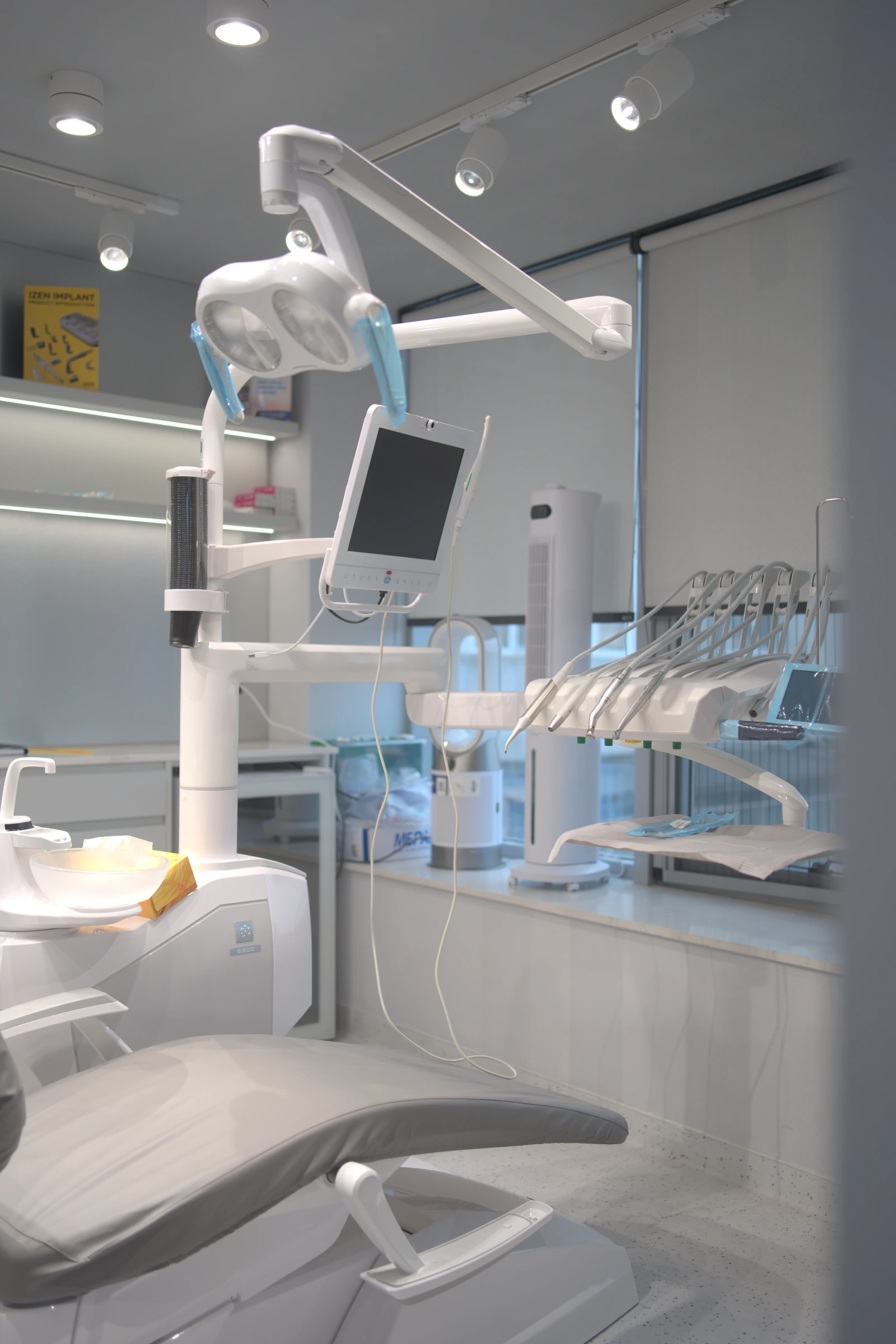 Fotoliul dentar, lampa și instrumentarul din cabinetul AVI Clinique